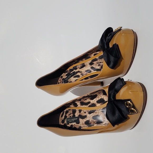 Authentic Dolce & Gabbana Mustard Patent leather with black bow heels. Size 40 - Picture 2 of 11